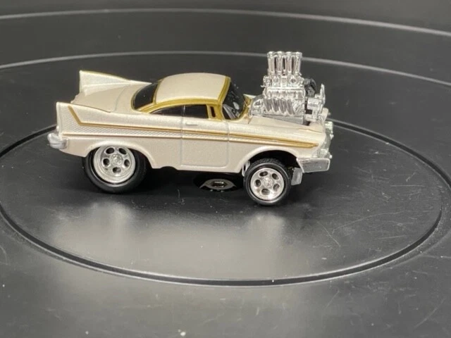 NHRA MUSCLE MACHINES TOONED HOT WHEELS AÑOS 60 PLYMOUTH BLANCO PERLA CON ZINGER DORADOS Foto 4 de 4