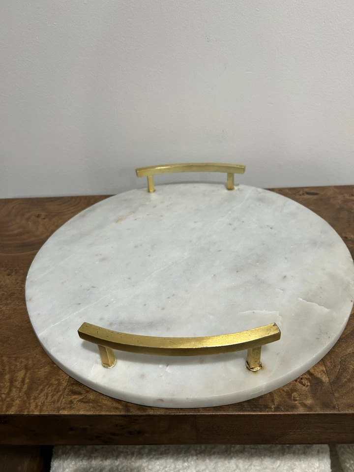 Bandeja redonda para servir tabla de charcutería West Elm de mármol y latón con asas Foto 4 de 4