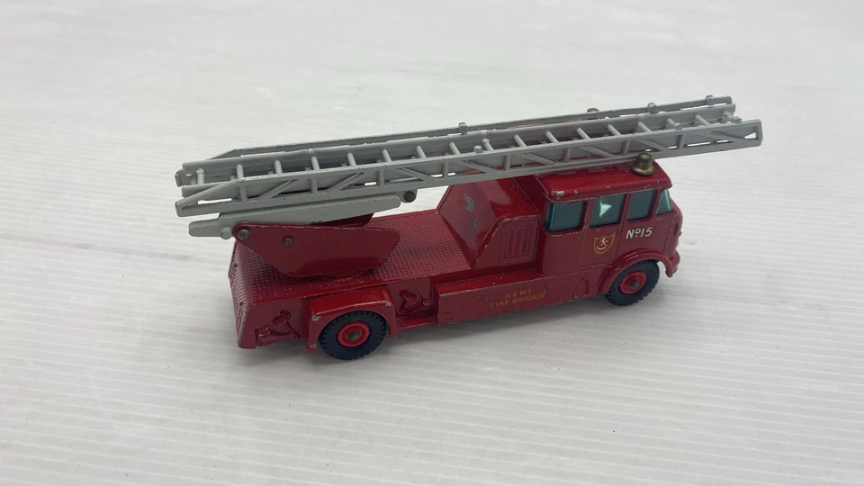 MATA010 Matchbox Merryweather fire engine autopompa dei vigili del fuoco 1/50  - Immagine 2 di 4