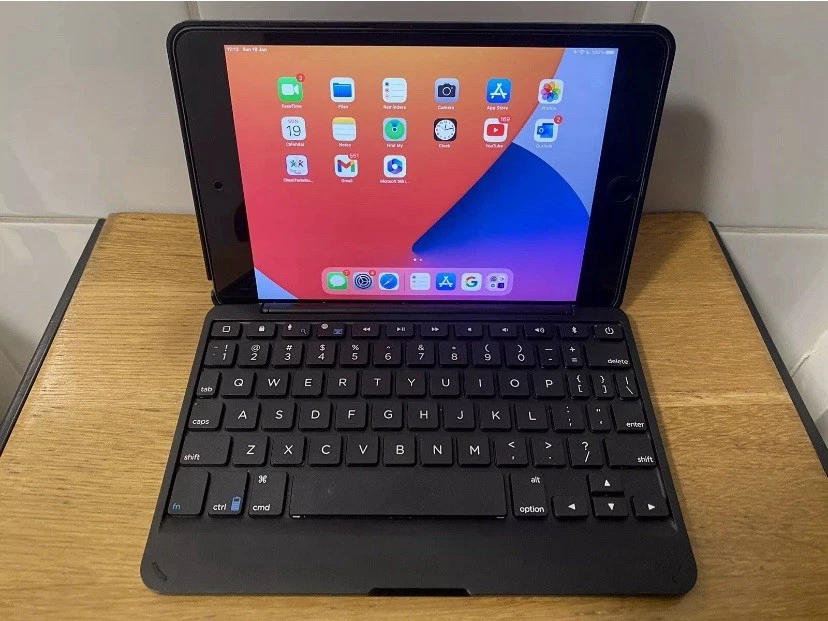 Apple iPad Mini 4 128GB Wi-Fi 7.9in Space Grey with Bluetooth Keyboard & Extras - Image 3 of 4