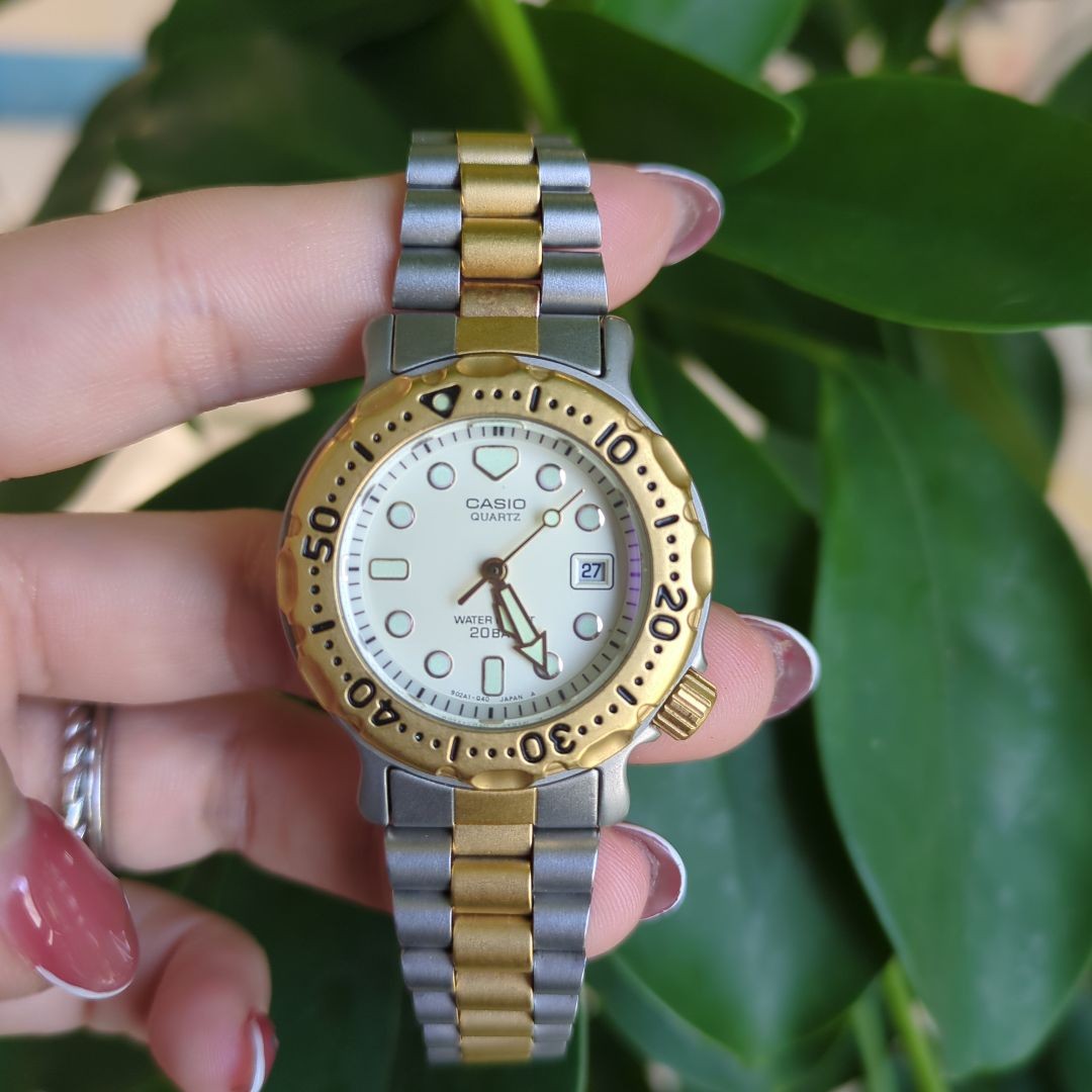 Vintage Casio 392 LD-705 Quartz Ladies Diver Watch Day/Date Battery