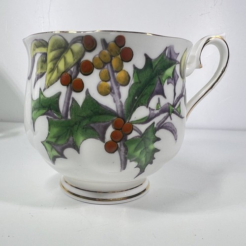 Royal Albert Fiore del Mese #12 Piattino Tazza "Holly" Dipinto A Mano - Foto 6 di 12