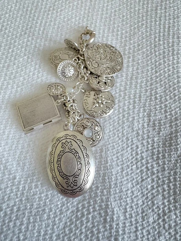 Medallones Premier Designs Near and Dear solamente Foto 4 de 4