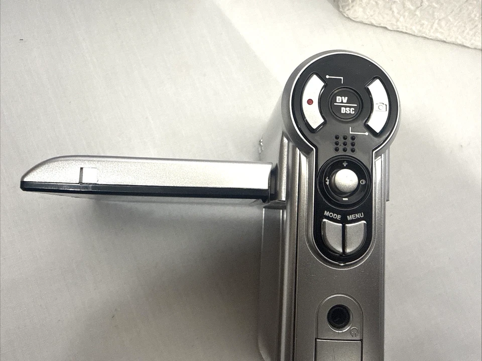 Videocámara digital reproductor multimedia portátil Aiptek DV 5800 plateada de 8 MP piezas no probadas Foto 3 de 4