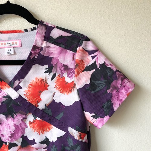 Blusa Médica Koi XS Kristen para Mujer Púrpura Rosa Floral Bolsillos Imitación Envoltura - Imagen 3 de 14