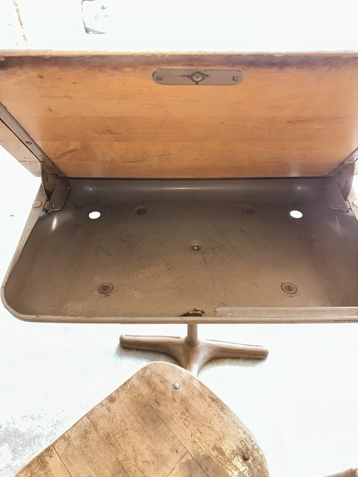 Escritorio escolar Mid-Century para niños jóvenes adultos con silla adjunta - metal y madera Foto 2 de 4