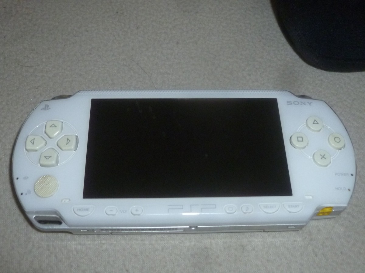 WHITE PLAYSTATION PORTABLE PSP-1000 SYSTEM HANDHELD W 32MB MEMORY