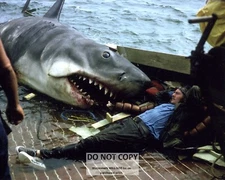 ROBERT SHAW ON THE SET OF "JAWS" - 8X10 PUBLICITY PHOTO (BB-705)