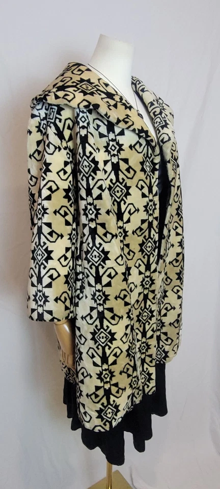 Abrigo Chenille Vintage Años 70 Estampado Tribal Forrado Chaqueta Crema y Negro Foto 3 de 4