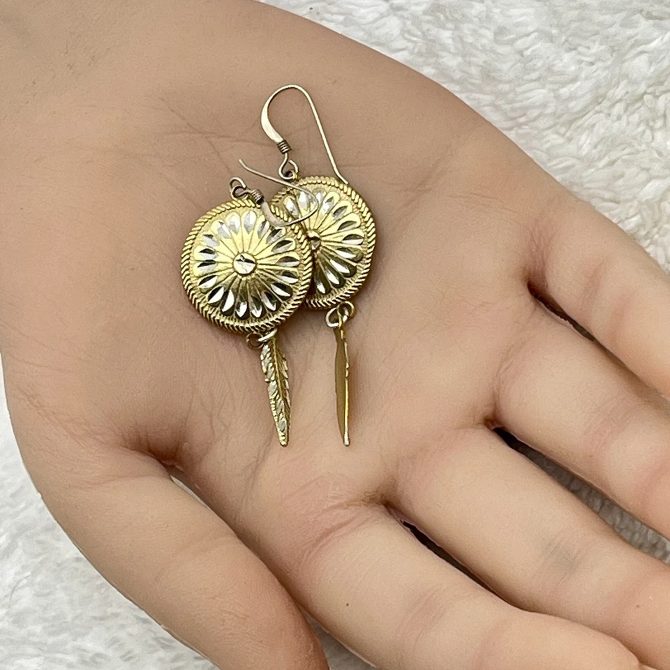 Pendientes perforados de plumas de disco Sunburst de plata de ley lavados en oro suroeste de 2" Foto 2 de 4