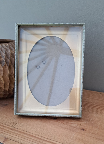 Vintage Metal Gold Tone Photo Frame with Oval mount - Picture 6 of 6