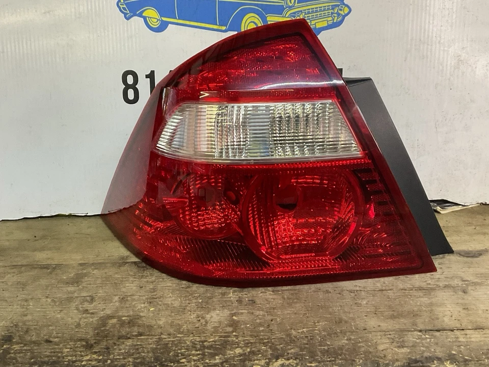 Luz trasera izquierda Ford Quinterent 2005-2007 montaje OEM 2005 Foto 3 de 4