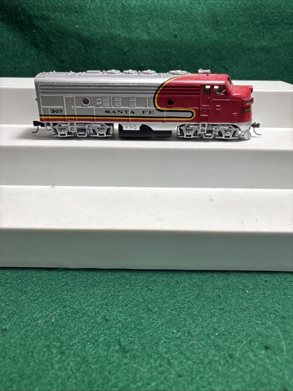 Bachmann HO Scale Santa Fe F7 Diesel Engine 307 With Great Couplers