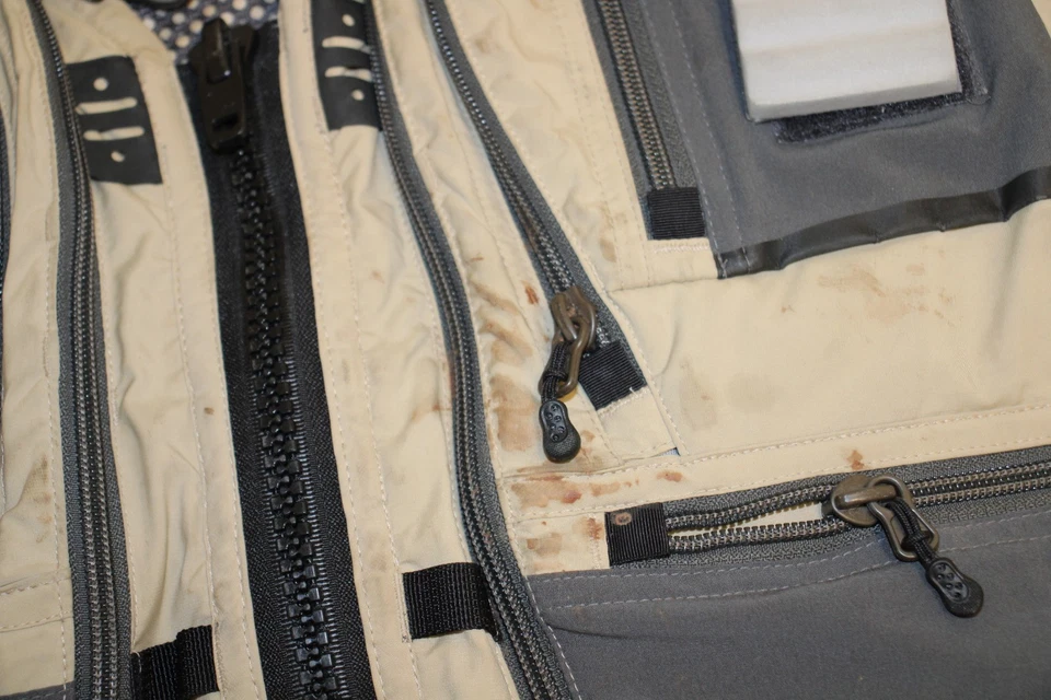 Patagonia Fishing Vest Mens Size M Beige Zip Pockets Mesh Stealth Angler Nylon - Image 4 of 4