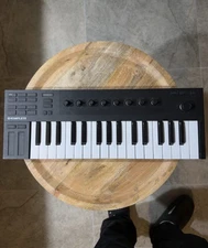 Native Instruments M32 Komplete Kontrol Keyboard Controller - GOOD CONDITION
