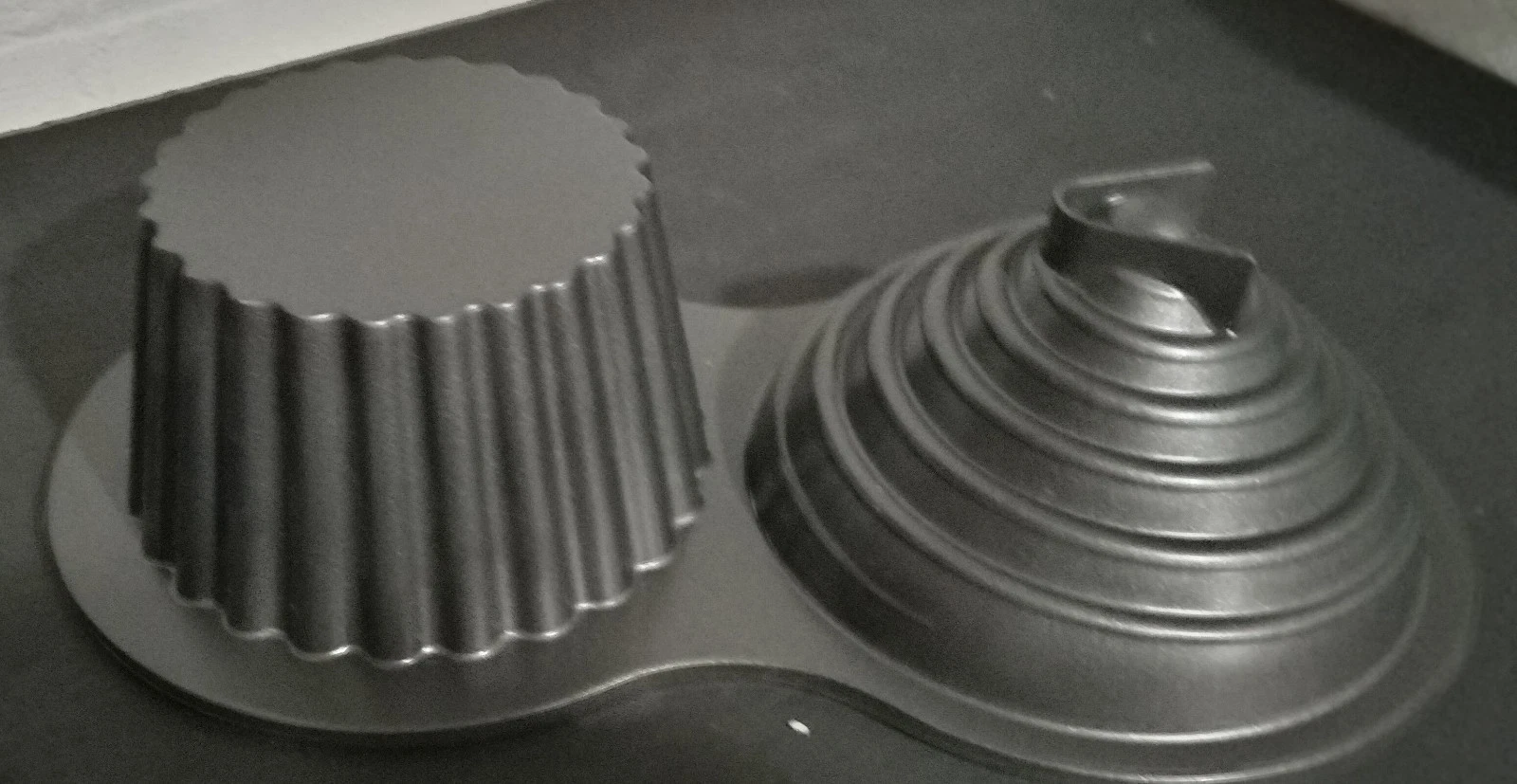 WILTON Cake Pan Giant Large Cupcake Shaped NON STICK Baking Pan