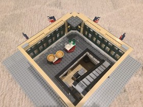 LEGO Creator Expert: Grand Emporium (10211 (Complete w/Manuals and Minifigs)