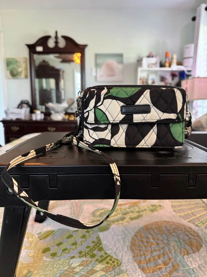 Cartera Vera Bradley Floral Acolchada Cremallera Ranuras para Tarjetas con CORREA BANDOLERA Foto 4 de 4