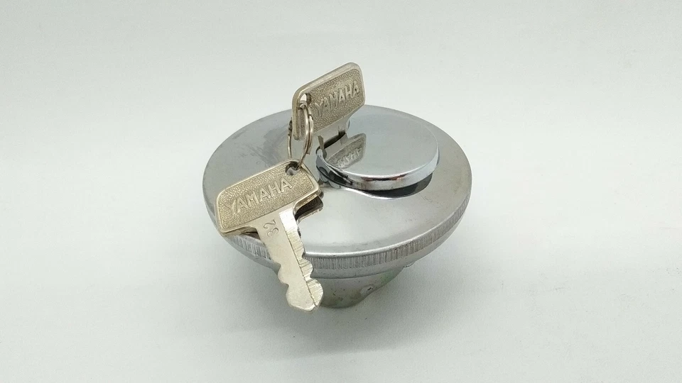 Tapa del tanque de combustible YAMAHA YL2 L2 HS1 YG5 YA6 G7S L5T LS2 YB100 DT100 DT125 NUEVO DE STOCK Foto 2 de 4