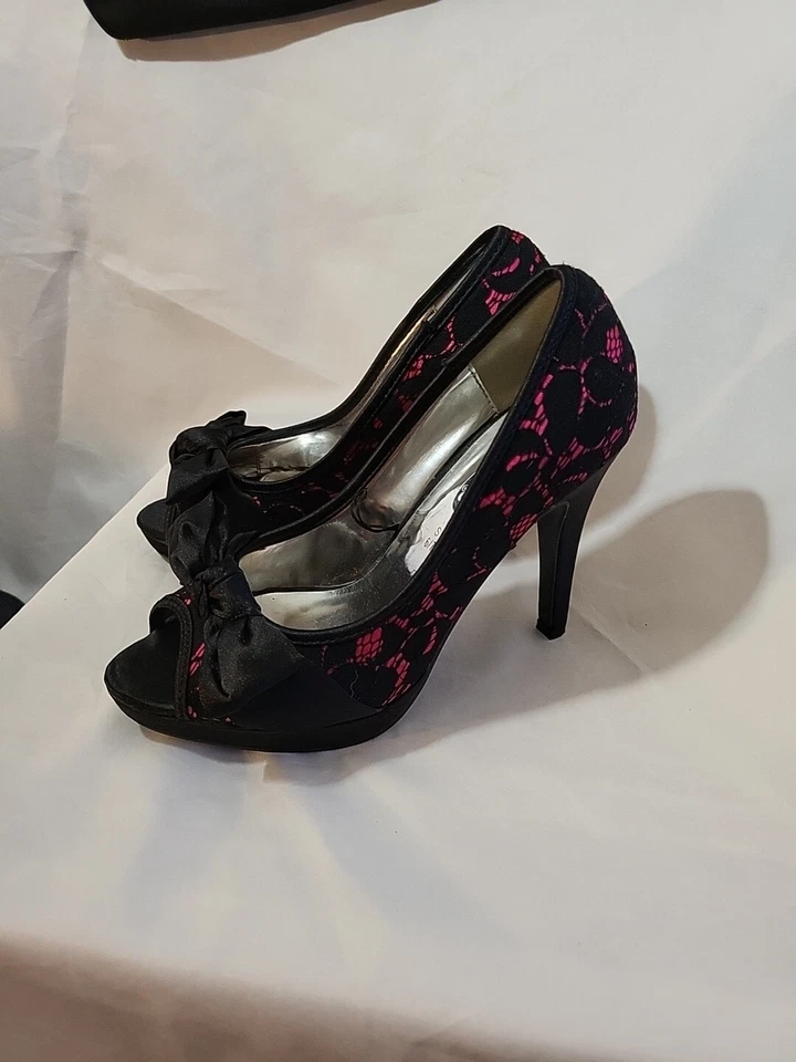 Tacones Rue 21 Etc! 4" Negro Encaje Sobre Rosa Satinado con Arcos Punta Abierta S 6/7 Usado Una Vez Foto 2 de 4