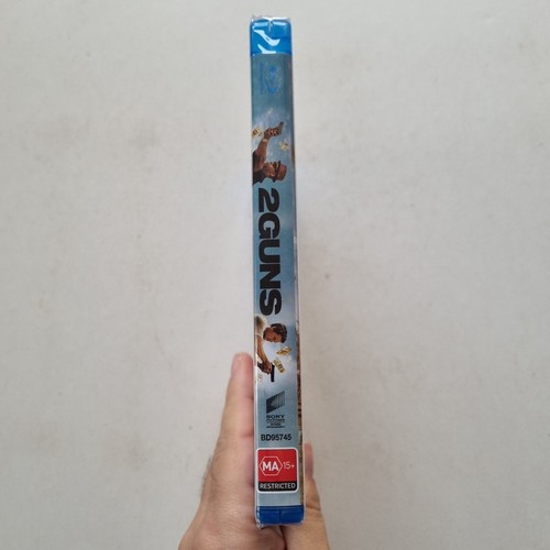 2 Guns (Blu-ray, 2013) Region Free (Denzel Washington, Mark Wahlberg) NEW SEALED - Picture 4 of 5