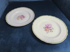 2 KPM Berlin Teller mit Blumenmotiv, gr&uuml;nem Rand &ndash; Porzellan, ca. 22cm