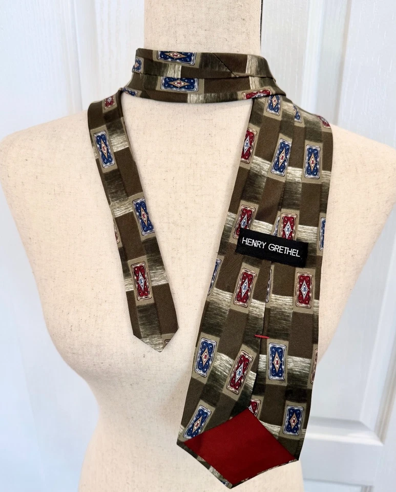 *Corbata Henry Grethel vintage, 100 % seda, verde oliva, cuadrados batik: azul y rojo Foto 2 de 4