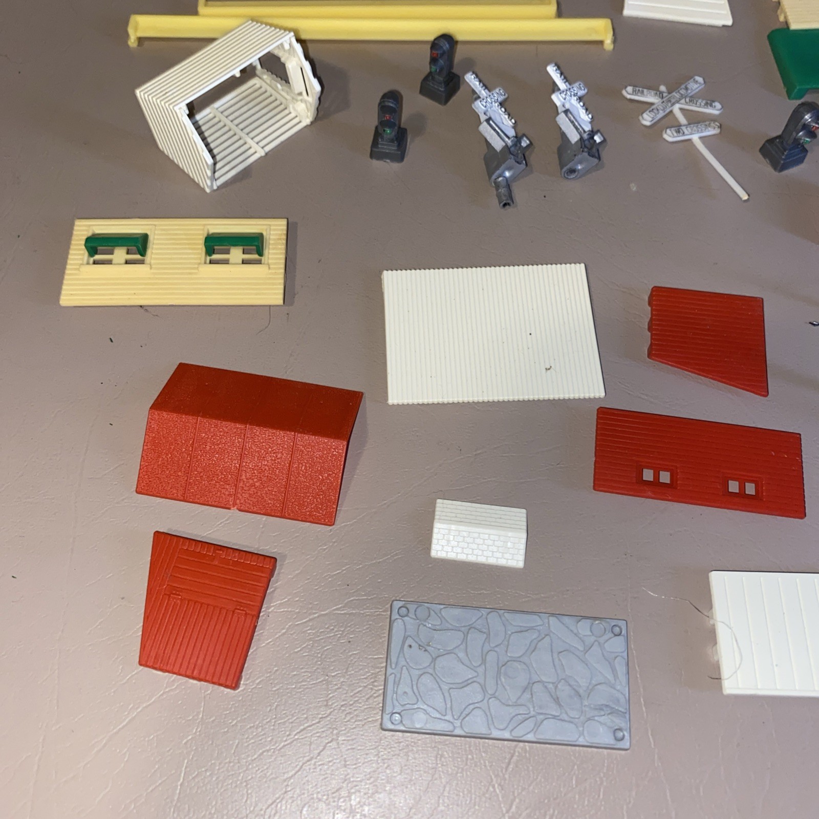 Train Accessory Lot Of 63 HO Train Accessory Pieces | eBay