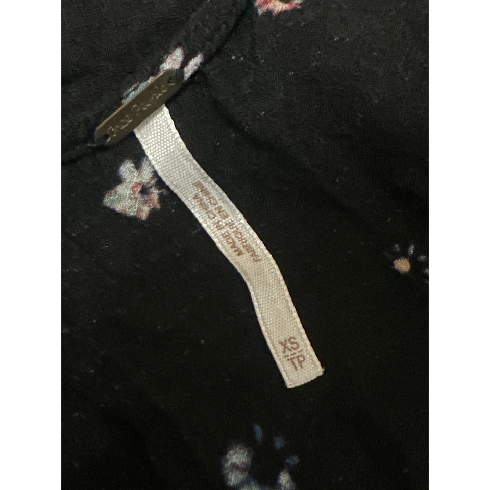 Camiseta sin mangas túnica asimétrica con volantes sin mangas estampado floral negra Free People XS Foto 3 de 3