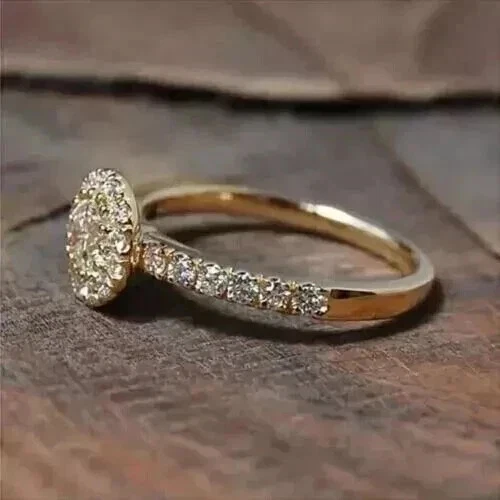 Juego de anillos de boda de moissanita blanca de corte redondo de 1,20 quilates enchapados en oro amarillo de 14 quilates Foto 4 de 4