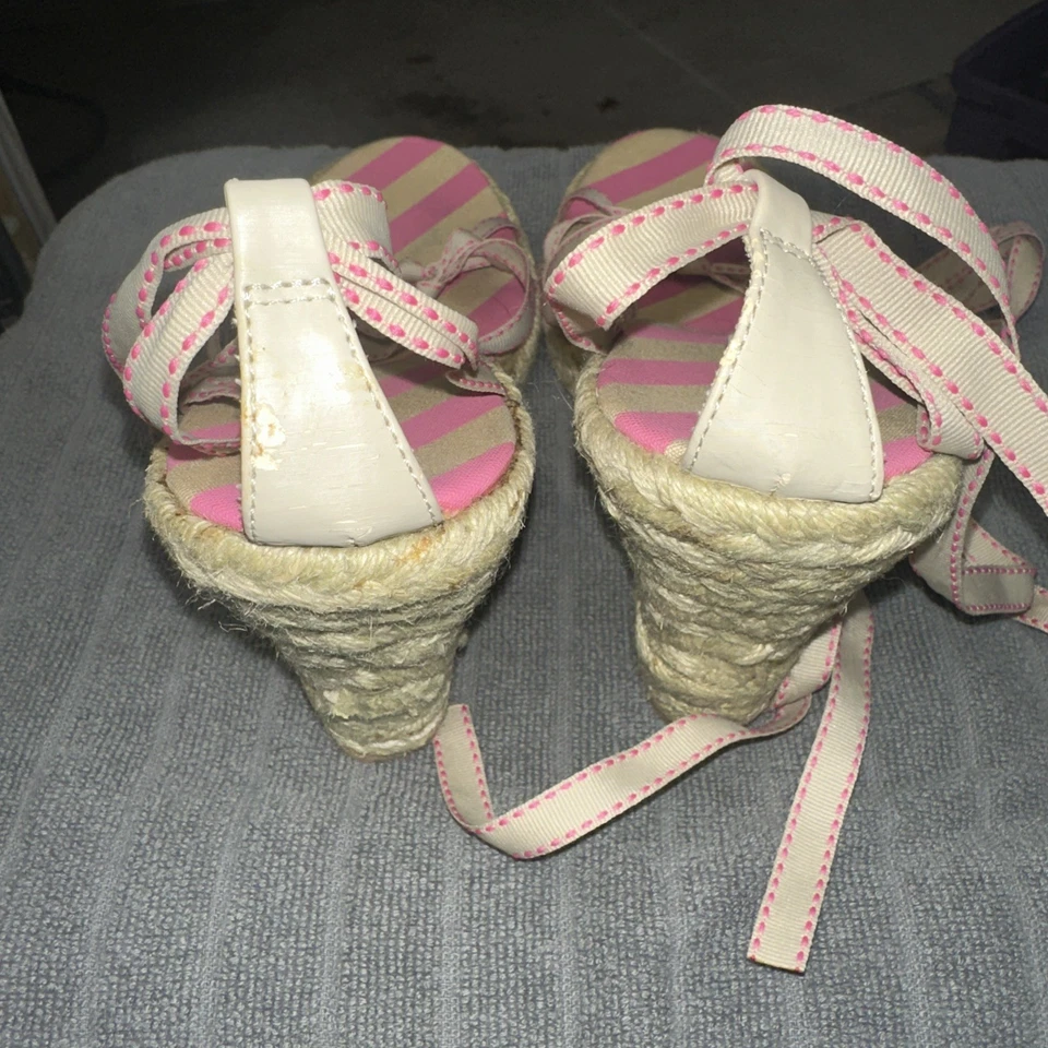 Sandalia gladiador Tommy Girl. Tacón de cuña 4,5 pulgadas  Foto 3 de 4