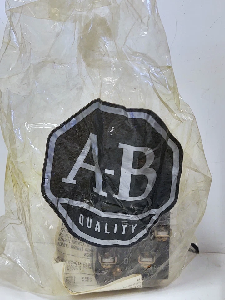 Pulsador negro Allen-Bradley 800T-K2B Foto 2 de 3