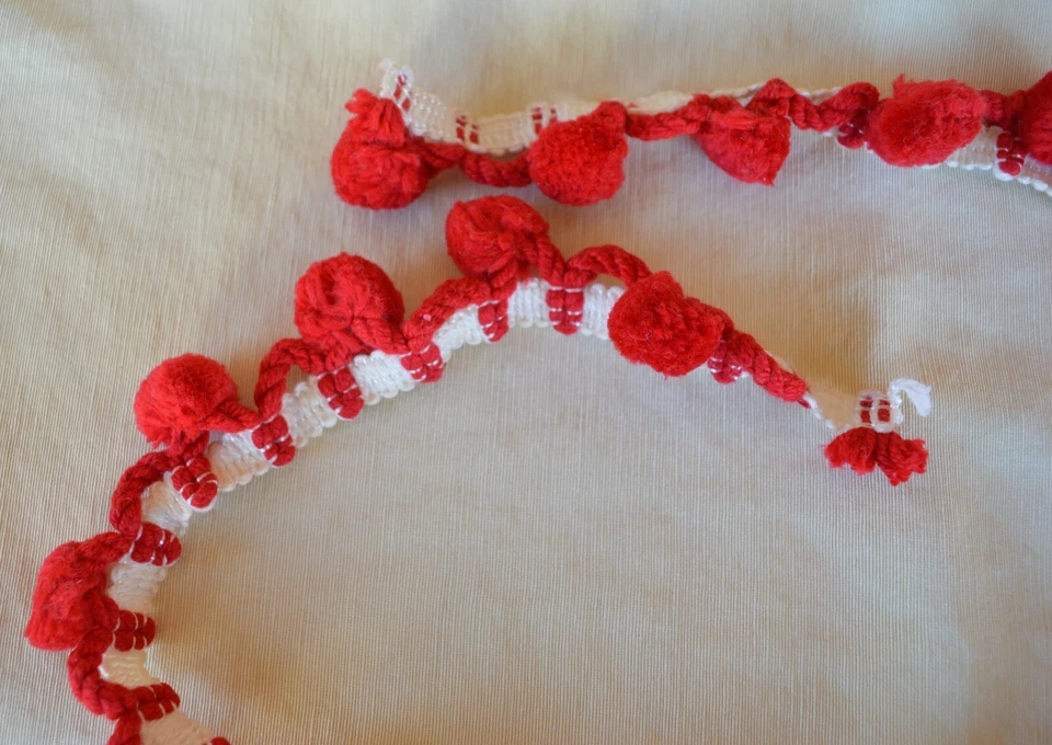 28 pulgadas de ribete de pompón rojo vintage en banda blanca Foto 3 de 4