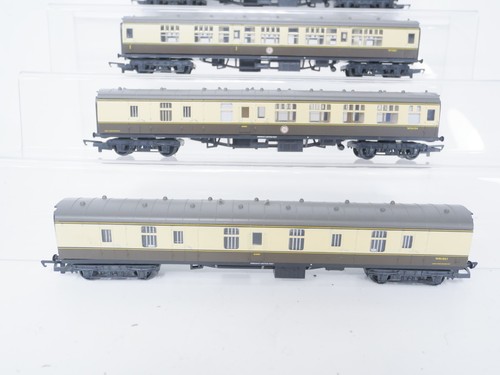 Hornby OO Gauge BR Chocolate & Cream Mk1 Coaches x 4 - Picture 5 of 5