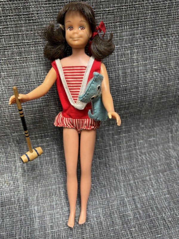 1963 summertime Skipper with her pet kitty and croquet in her hand.