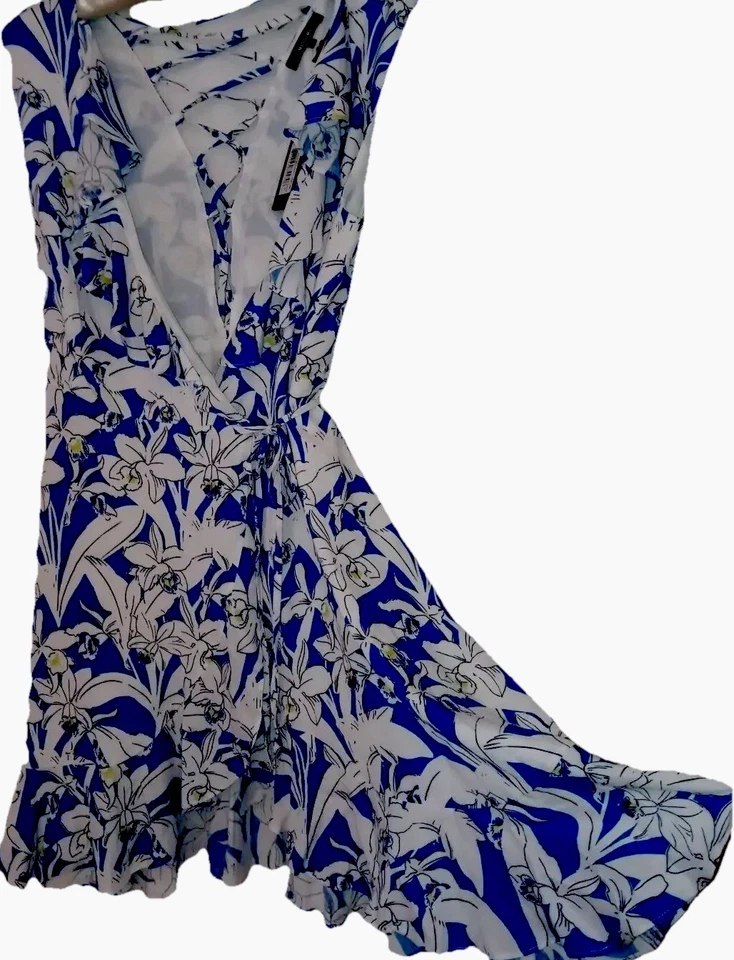 Miss Me 连衣裙 S 全新 True Wrap 蓝色和白色花卉丝绸荷叶边无袖全新带标签 — 第 2/4 张图片