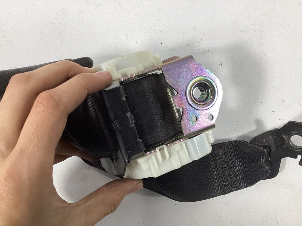 Conjunto de retractor de cinturón de seguridad central trasero BMW 528i xDrive 2009-2010 33061259 OEM. Foto 4 de 4