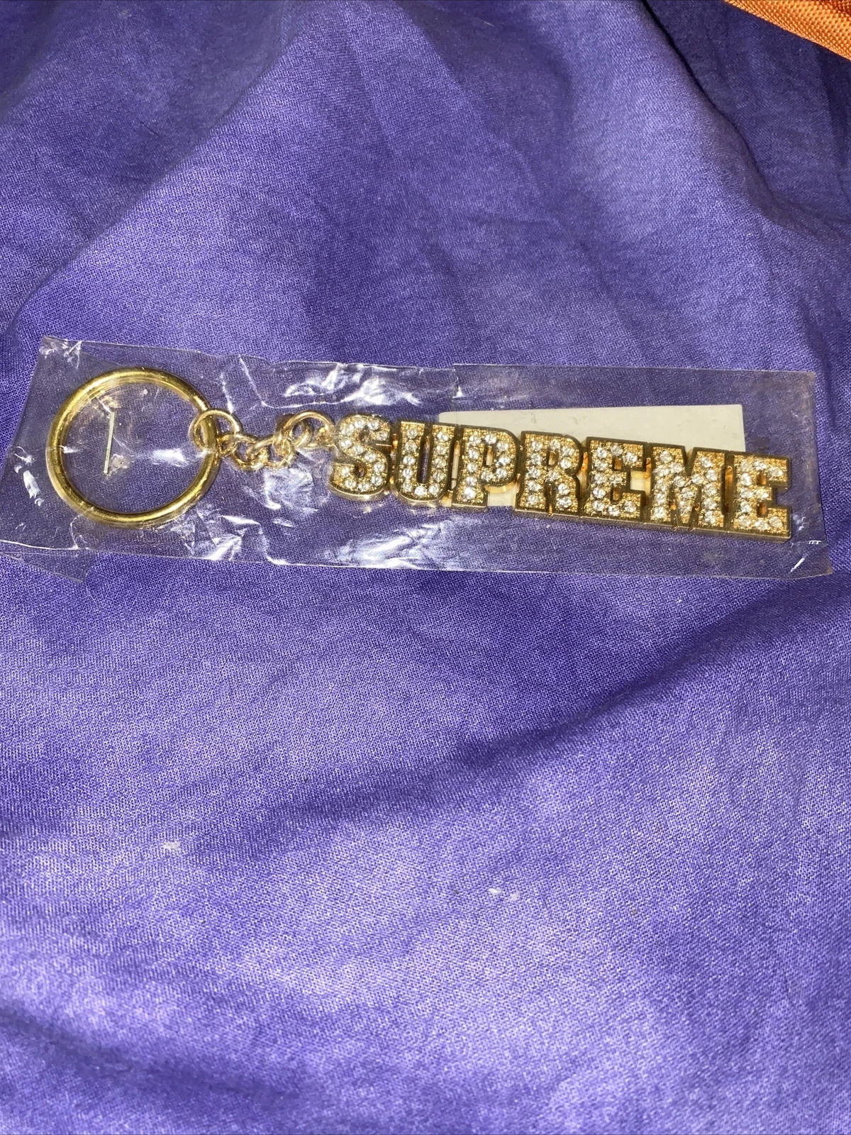 NEUF DANS SON EMBALLAGE D'ORIGINE   PORTE CLÉS LOGO BLOC D'OR SUPRÊME BLING SS18