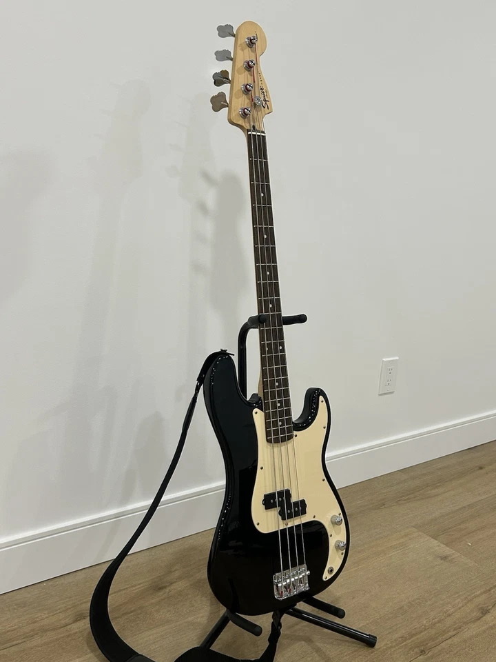 Bajo Squier Fender Affinity Precision 1999 - 2012 - negro con estuche y extras Foto 2 de 4