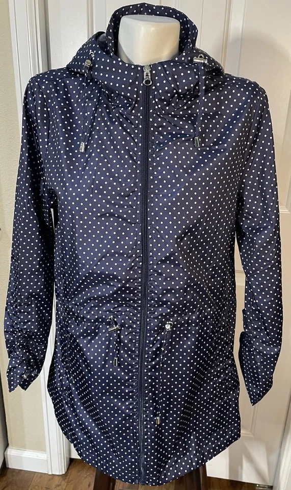Jaqueta de chuva Jones New York feminina média com capuz corta-vento azul marinho branco bolinhas - Imagem 3 de 4