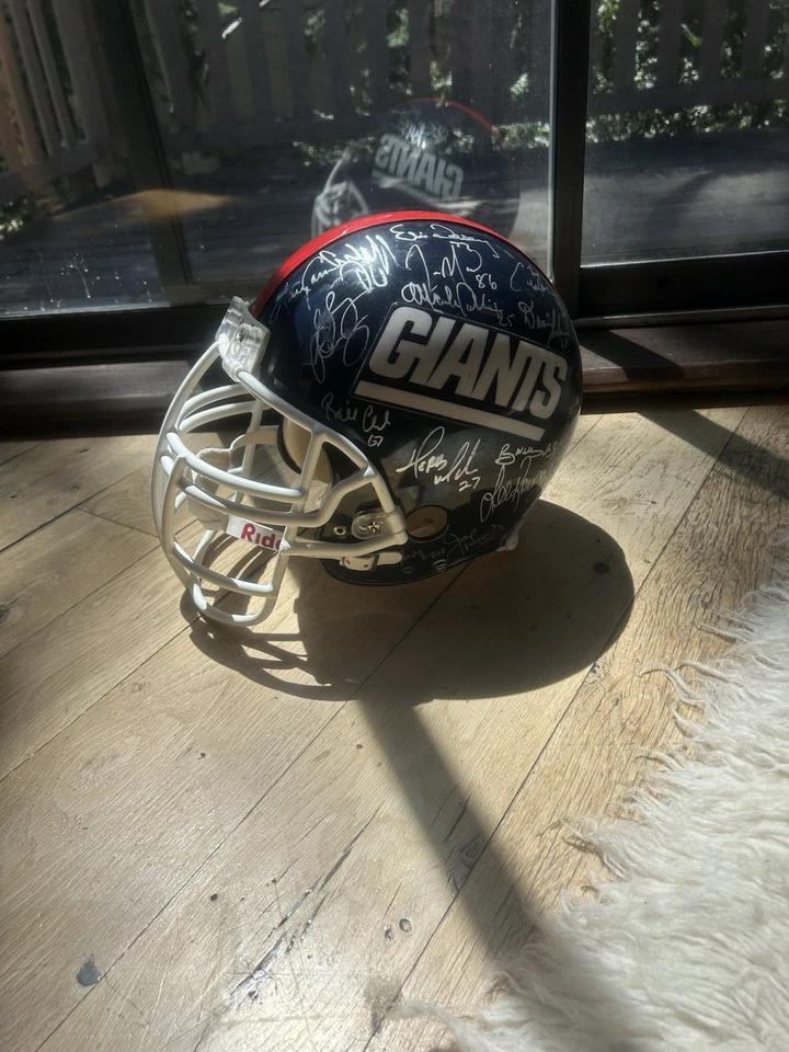 Casco firmado por el equipo ganador del Superbowl 2008 de los New York Giants Foto 2 de 4