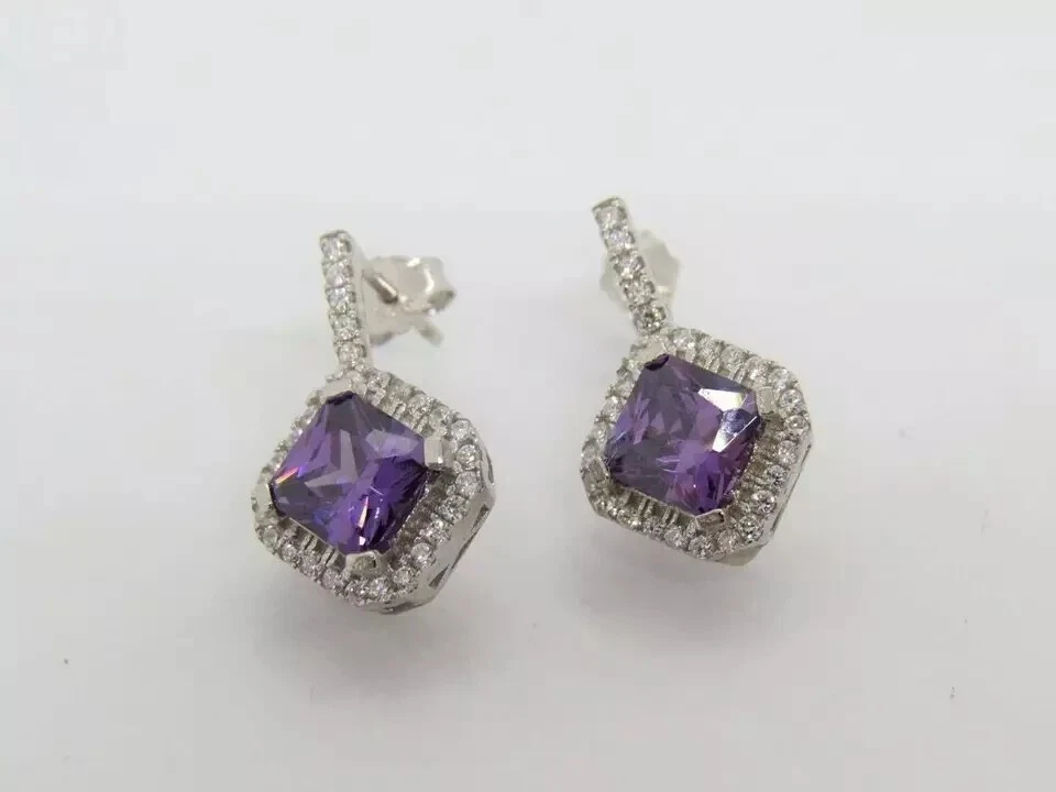 Pendiente colgante de amatista simulada de corte cojín de 2 quilates enchapado en oro blanco de 14 quilates Foto 3 de 4