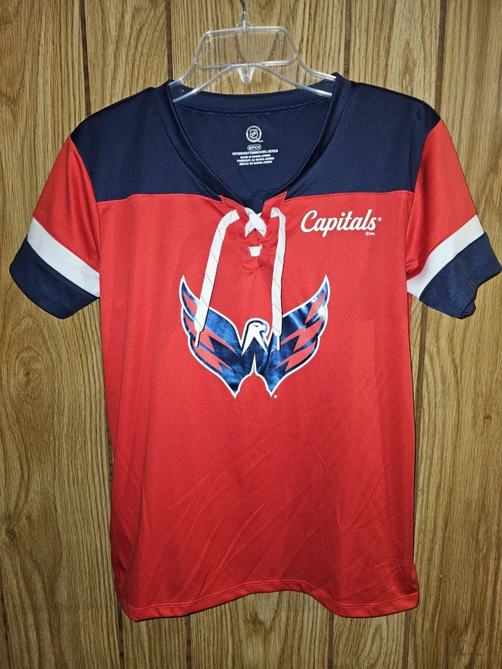 Camiseta deportiva de manga corta con logotipo gráfico rojo pequeño de Washington Capitals para mujer NHL Foto 2 de 4