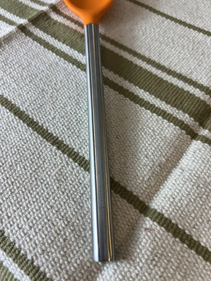 Cuchara mezcladora Tovolo de 12 pulgadas de silicona y acero inoxidable en naranja y plata  Foto 2 de 4