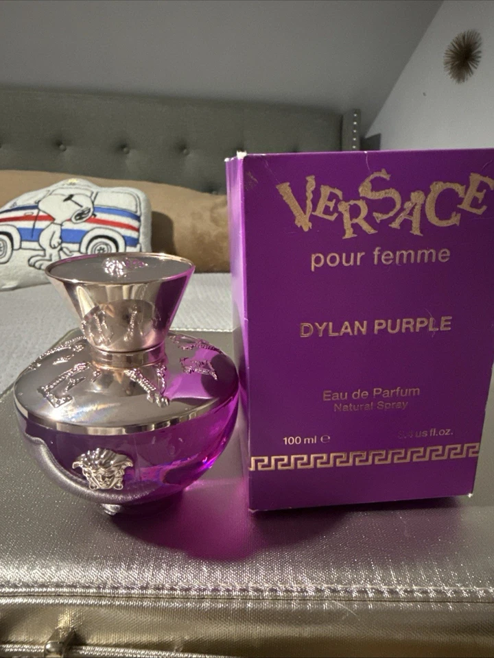 Versage Mujer Dylan Púrpura Spray Natural 3.4 US Fl.oz Foto 4 de 4