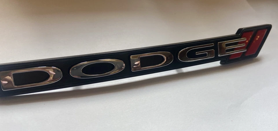 12-20 DODGE JOURNEY PARRILLA EMBLEMA PLACA DE IDENTIFICACIÓN CON RAYAS MOPAR 68159580AA Foto 2 de 4