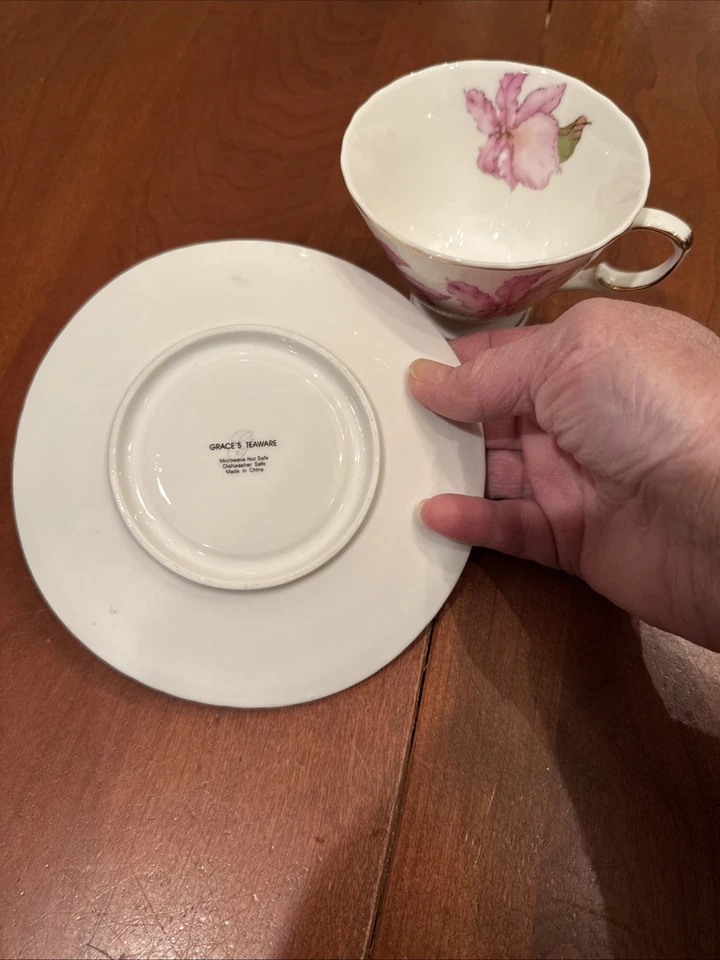 Taza de té y platillo GRACE'S TEAWARE rosa blanco flores borde dorado Foto 3 de 4