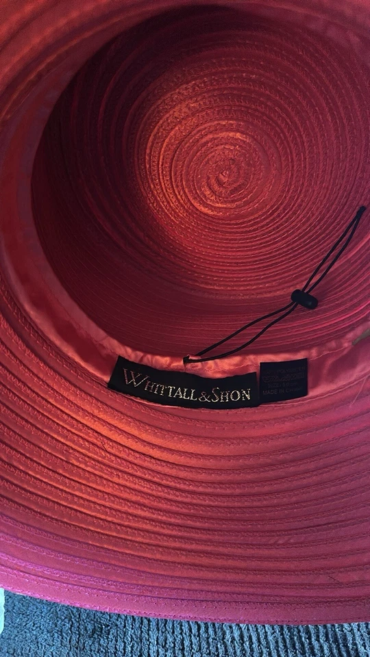 Vibrante sombrero de iglesia rosa satinado con diamantes de imitación y adornos de plumas  Foto 4 de 4