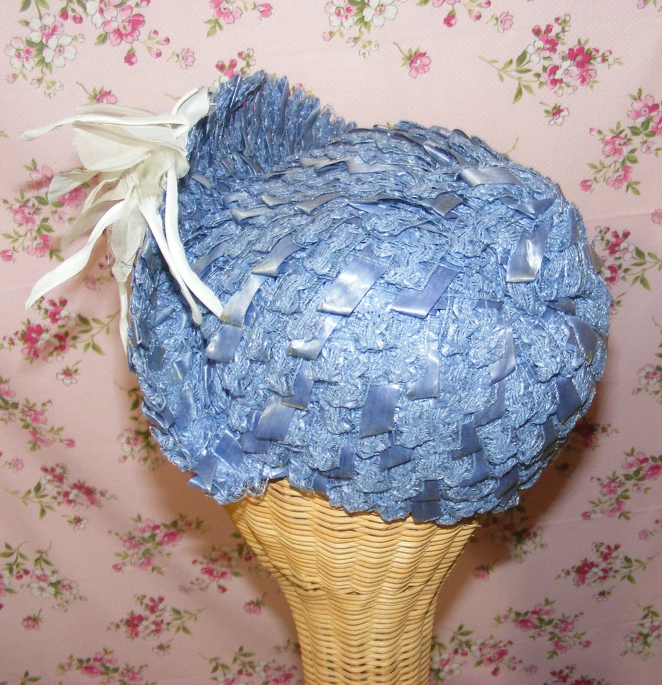 Sombrero Cloche Años 40 Azul Celofán Paja Ala Girada Blanco Flor Frontal Asimétrico Foto 4 de 4
