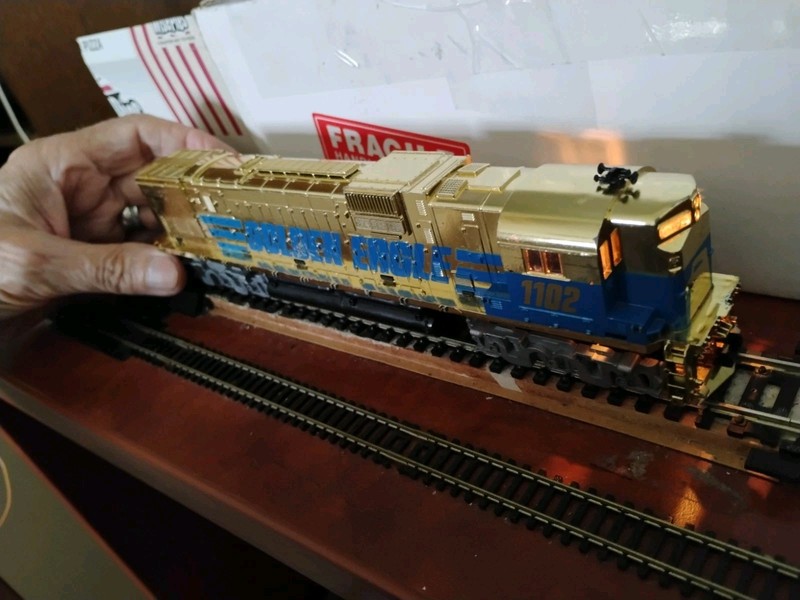 HO Tyco 630 Golden Eagle Locomotive Lights, Runs Pre-owned